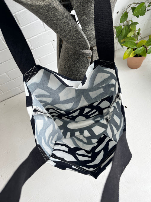 Washable tote bag with pockets